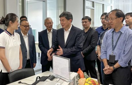 The delegation visits the State Key Laboratory of Analog and Mixed-Signal VLSI