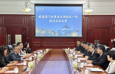 Representatives of UM and Wuhan University in discussion
