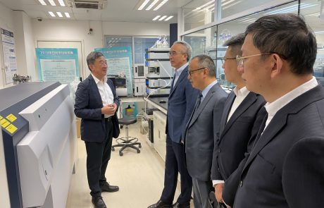 The delegation visits the State Key Laboratory of Quality Research in Chinese Medicine
